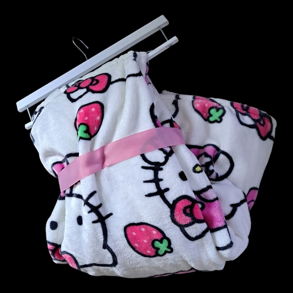 Sanrio Hello Kitty Blanket Throws White w/Strawberry Drink 60in. x 70in. NWT - Picture 3 of 7